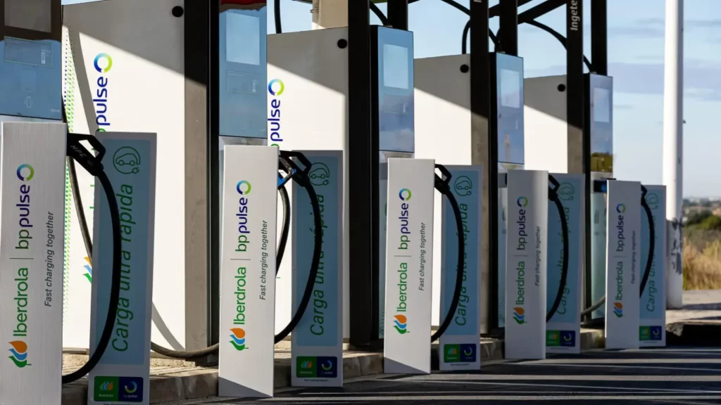 Puntos de recarga eléctrica alineados