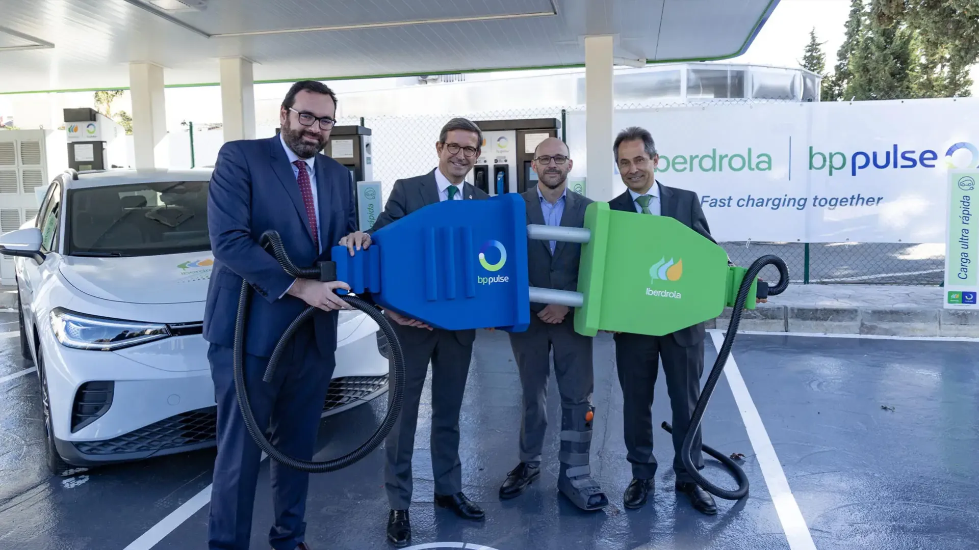 Equipo celebrando acuerdo en movilidad eléctrica