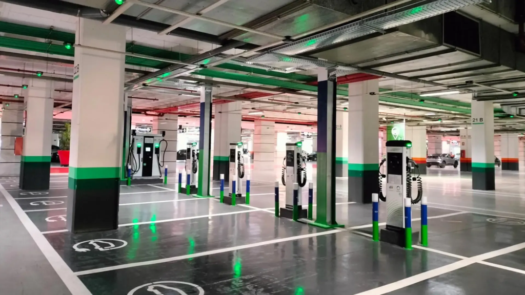 Puntos de recarga en parking cubierto