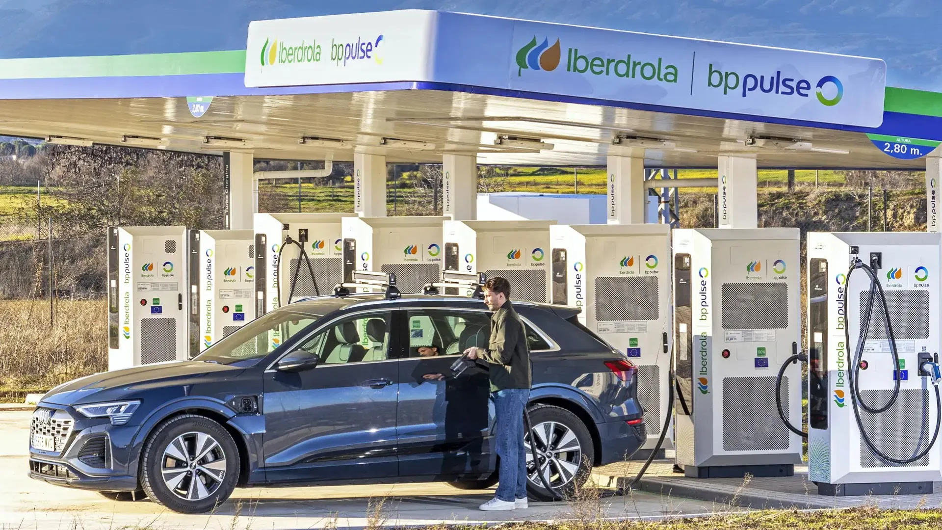 Coche eléctrico cargando en estación pública