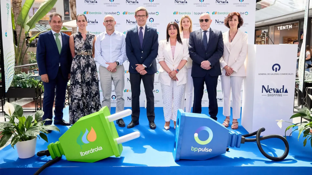 Equipo corporativo en presentación oficial