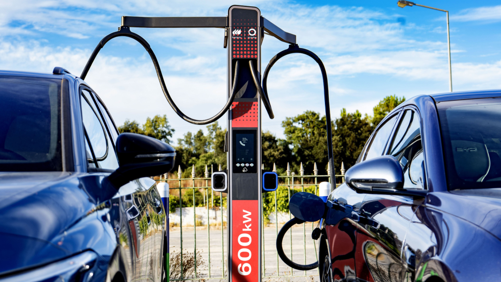 Carga de coche eléctrico en vía pública