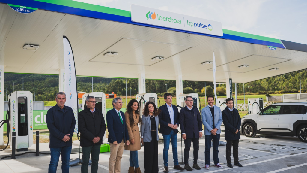 Equipo profesional en presentación corporativa