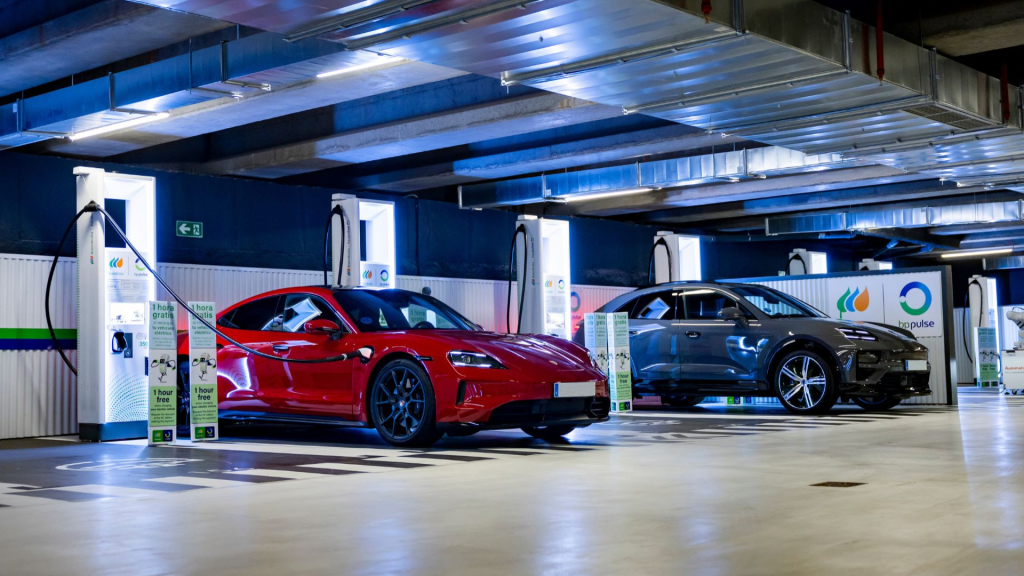 Coches eléctricos en parking con puntos de recarga