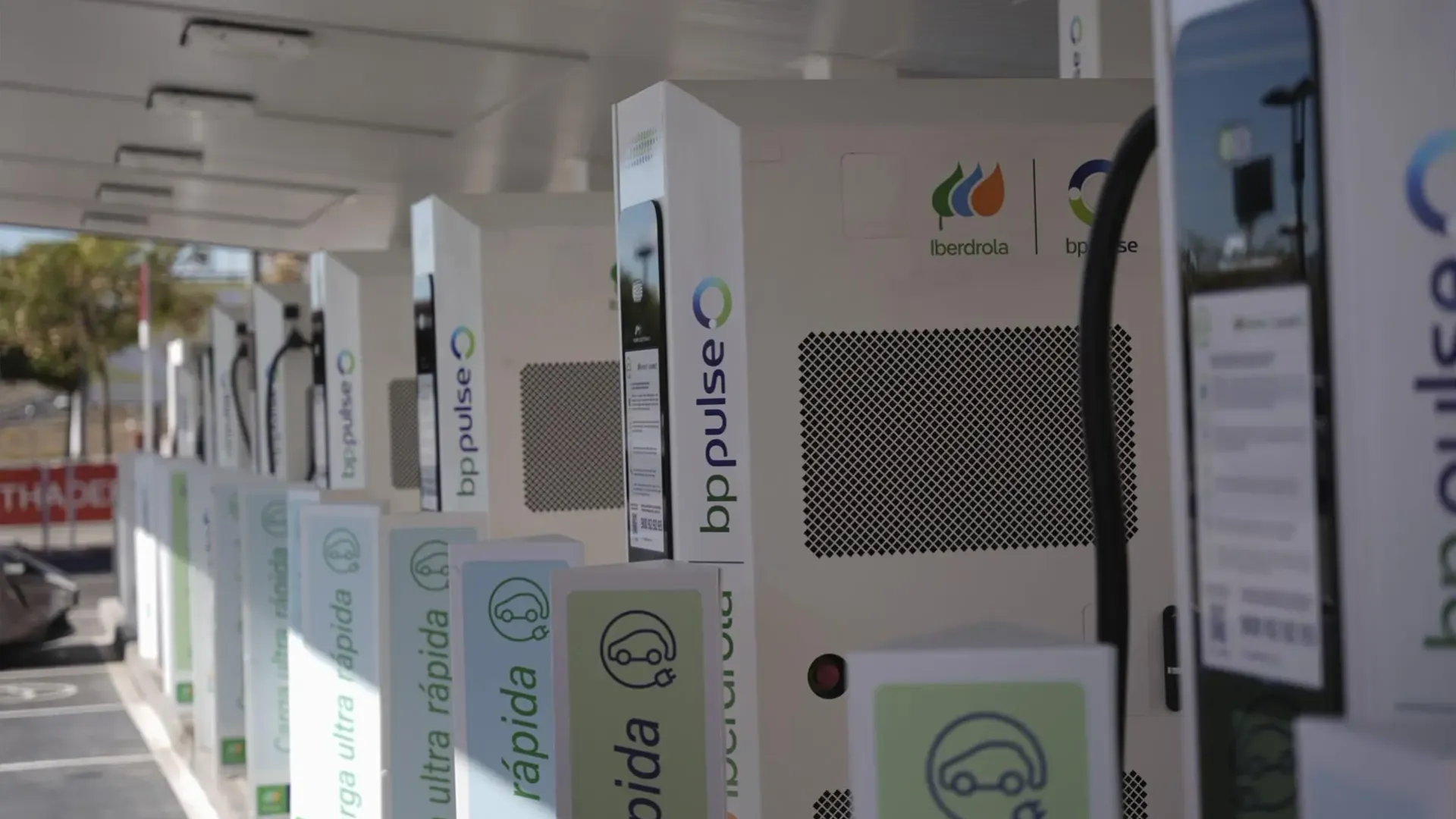 Infraestructura de recarga eléctrica alineada