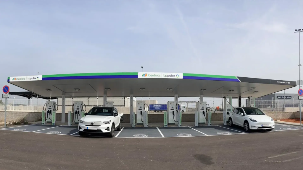 Coche eléctrico en estación de recarga