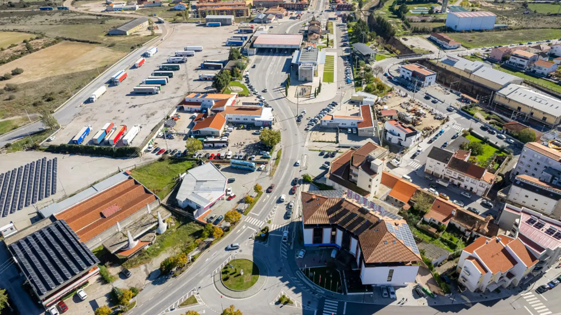 Vista aérea de ciudad con infraestructura urbana