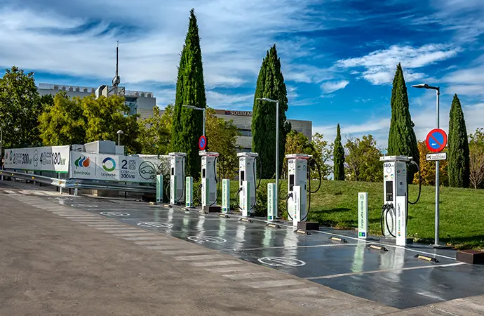 Puntos de recarga en entorno urbano sostenible