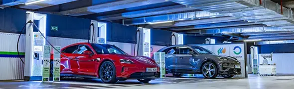Parking con coches eléctricos y cargadores