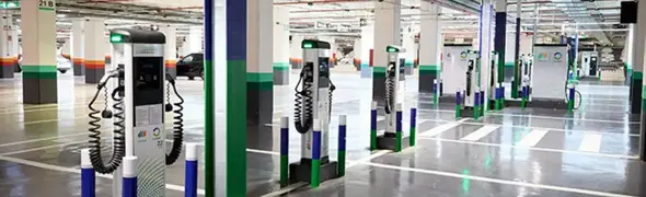Parking con coches eléctricos y cargadores