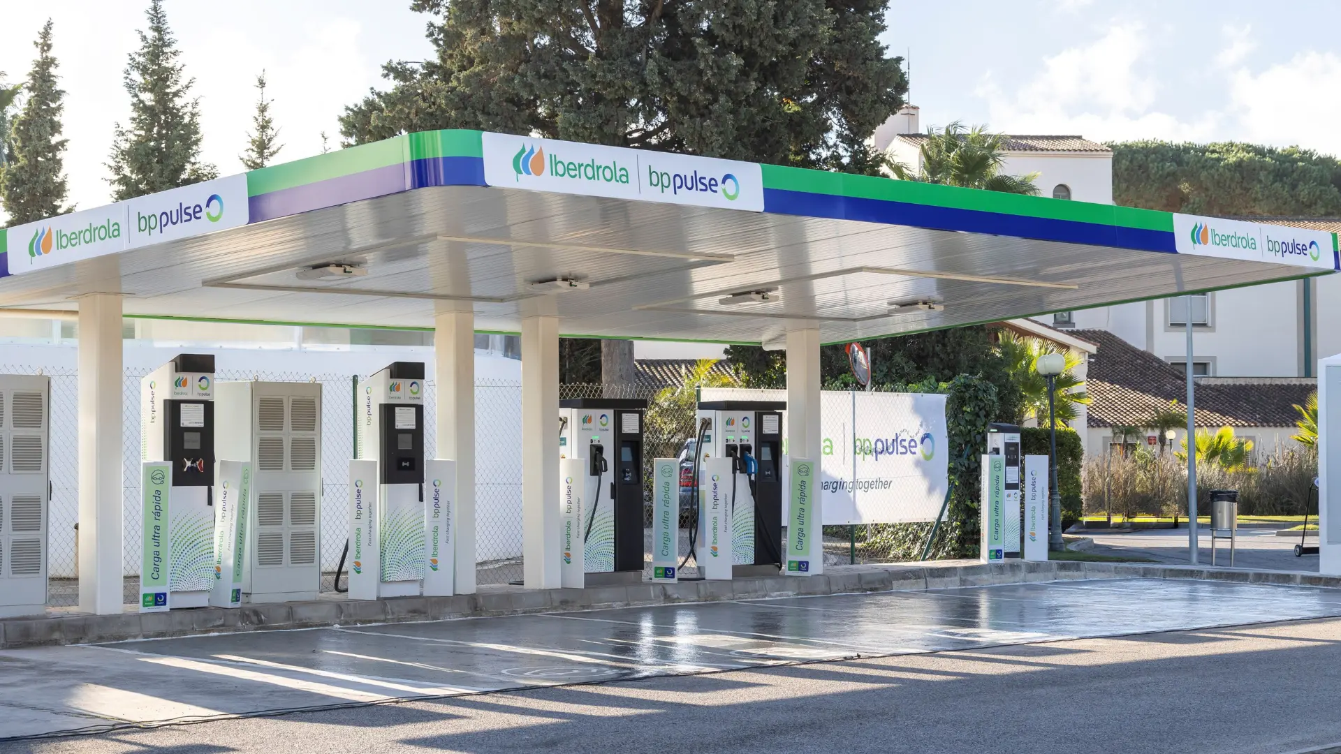 Estación de recarga ultrarrápida de Iberdrola y bp pulse con varios puntos de carga para vehículos eléctricos en Iberia